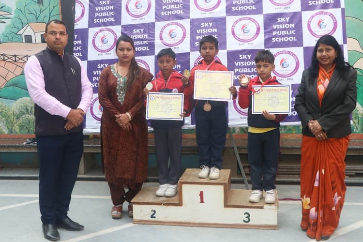 सौ मीटर दौड़ में पीयूष राज प्रथम व शशांक अव्वल