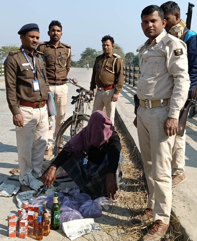 13.500 लीटर शराब के साथ साइकिल सवार तस्कर गिरफ्तार