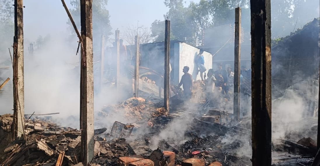 अगलगी आधा दर्जन घर जले, बीस हजार नकद सहित लाखों की संपत्ति खाक