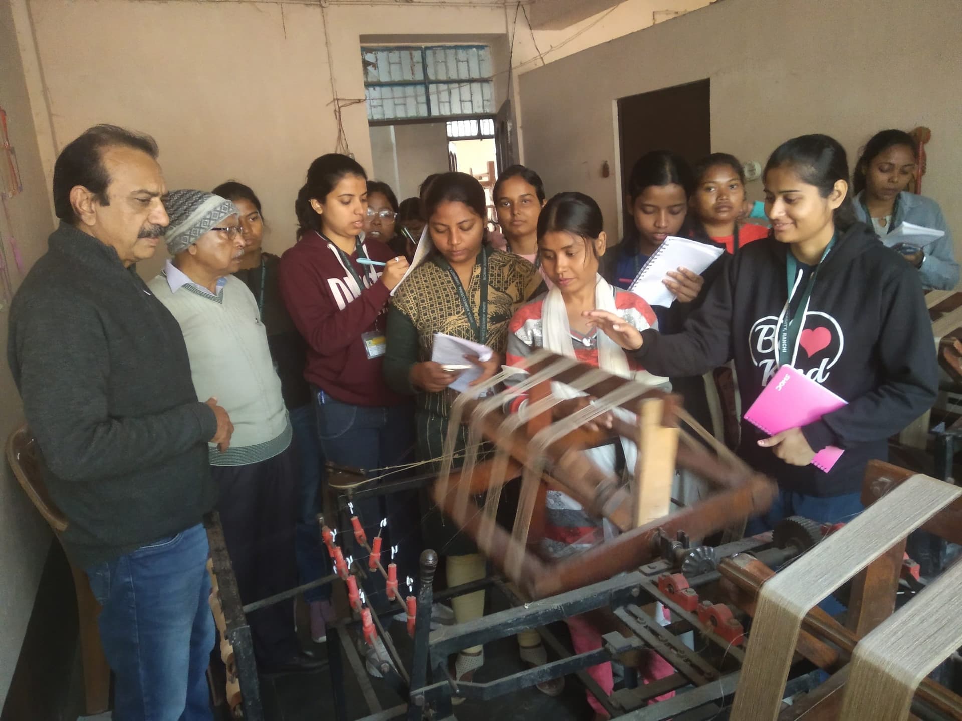 Education News : विद्यार्थियों ने किया मयूराक्षी सिल्क उत्पादन केंद्र का भ्रमण