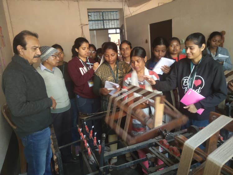 Education News : विद्यार्थियों ने किया मयूराक्षी सिल्क उत्पादन केंद्र का भ्रमण