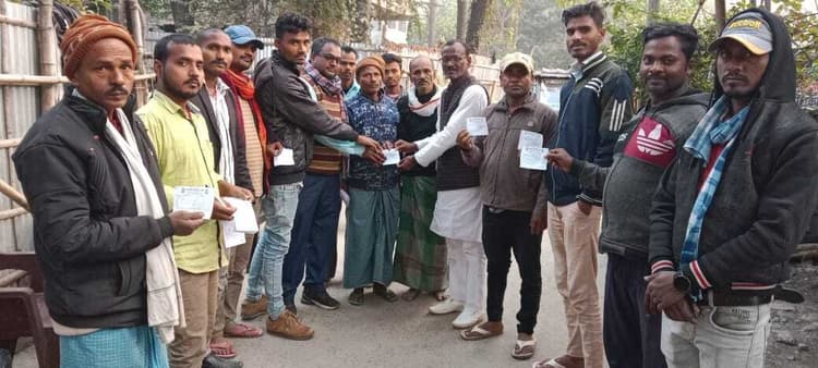 राजद कार्यकर्ताओं ने गांव में चलाया सदस्यता अभियान, बढ़ चढ़कर लोगों ने लिया हिस्सा