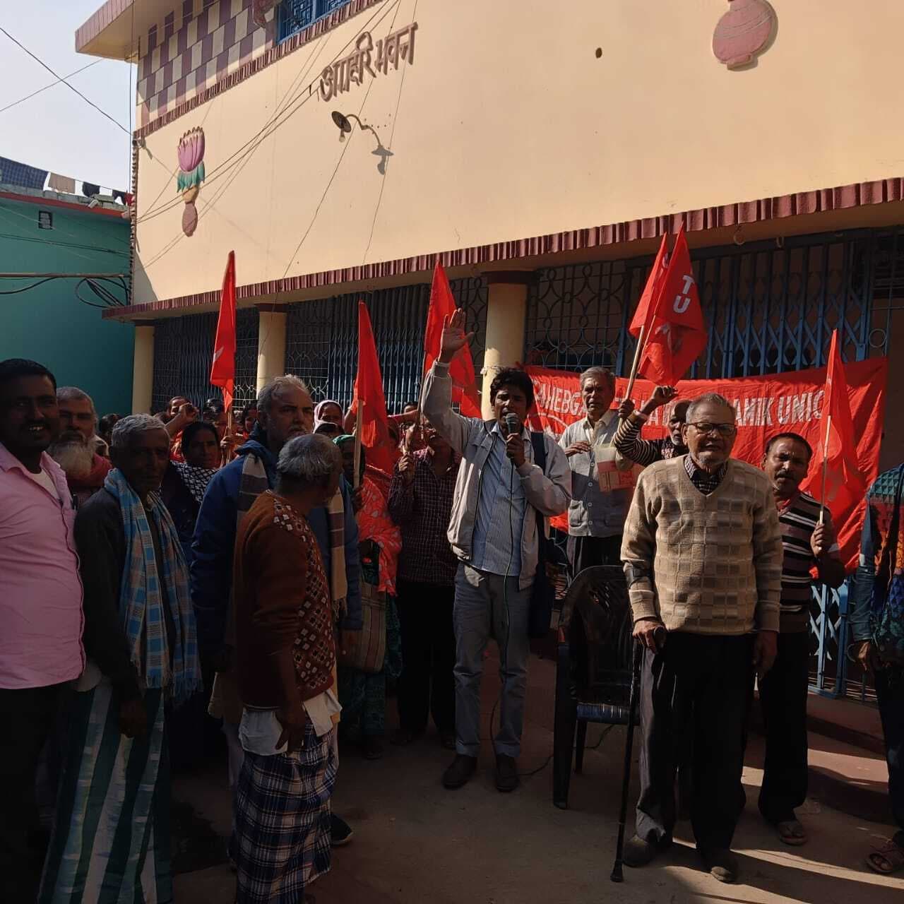 बरहरवा ::: विभिन्न मांगों को लेकर बीड़ी श्रमिक यूनियन का धरना प्रदर्शन