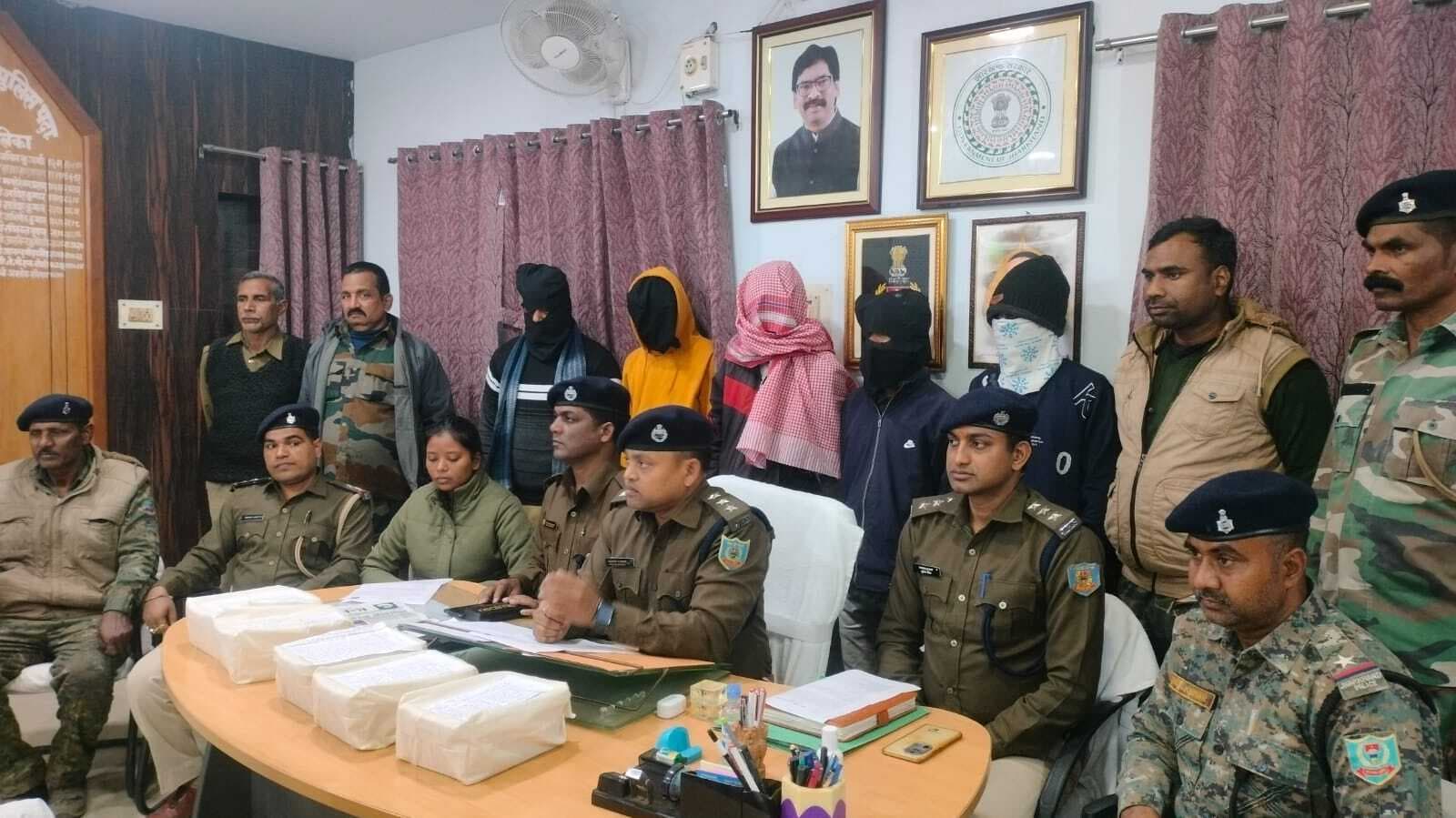 लीड : गोड्डा पुलिस ने पांच साइबर ठगों को किया गिरफ्तार