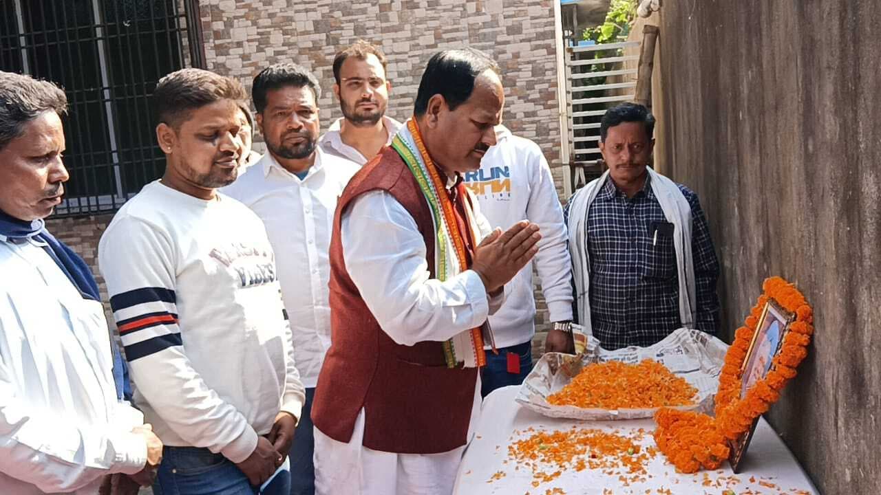 कांग्रेसियों ने पूर्व प्रधानमंत्री को दी श्रद्धांजलि