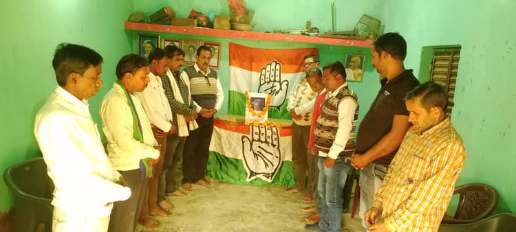 कांग्रेसियों ने मौन रख कर पूर्व पीएम को दी श्रद्धांजलि