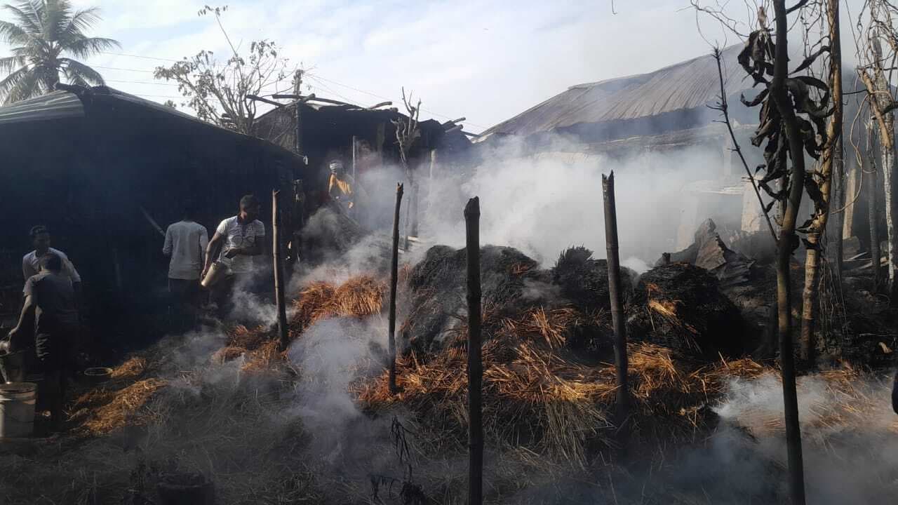आग लगने से तीन घर जले, दो लाख की क्षति