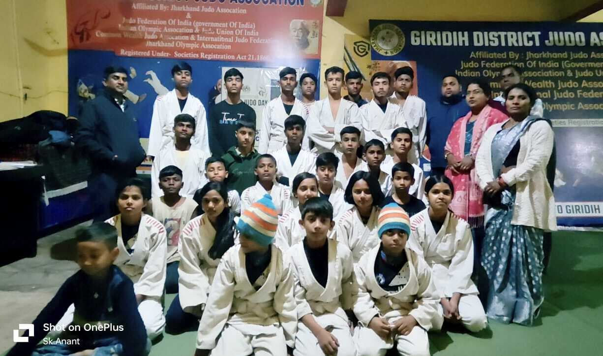 Giridih News :राज्य स्तरीय जूडो प्रतियोगिता में शामिल होने टीम गयी रांची