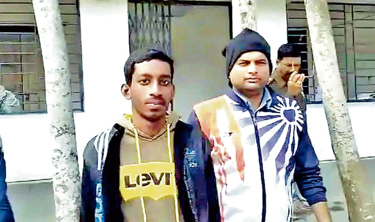 घुसपैठियों का फर्जी कागजात बनाने का आरोपी तृणमूल कार्यकर्ता व छात्र अरेस्ट