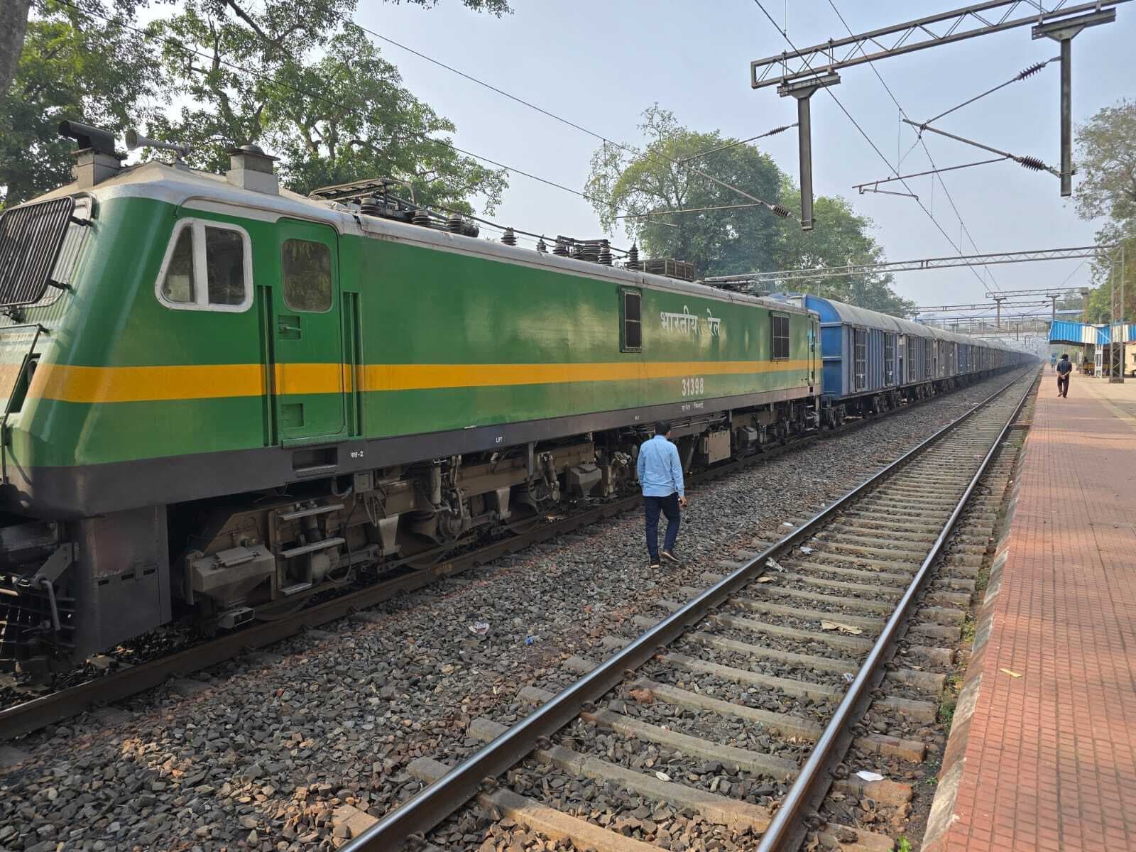 Chaibasa News : मालगाड़ी के इंजन में लगी आग, आधे घंटे बंद रहा क्रॉसिंग
