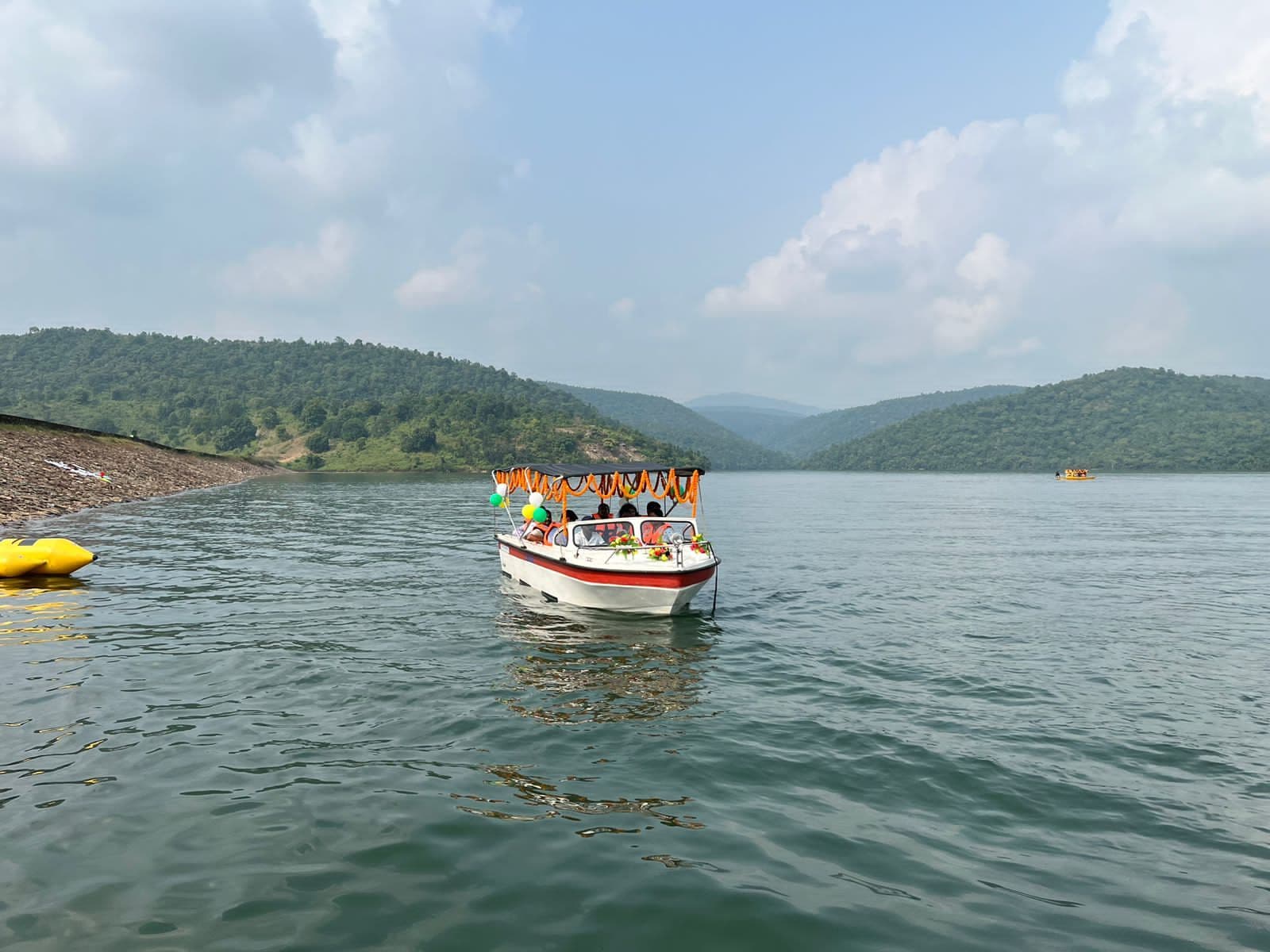 Chaibasa News : नकटी डैम में बोटिंग का मजा ले रहे सैलानी