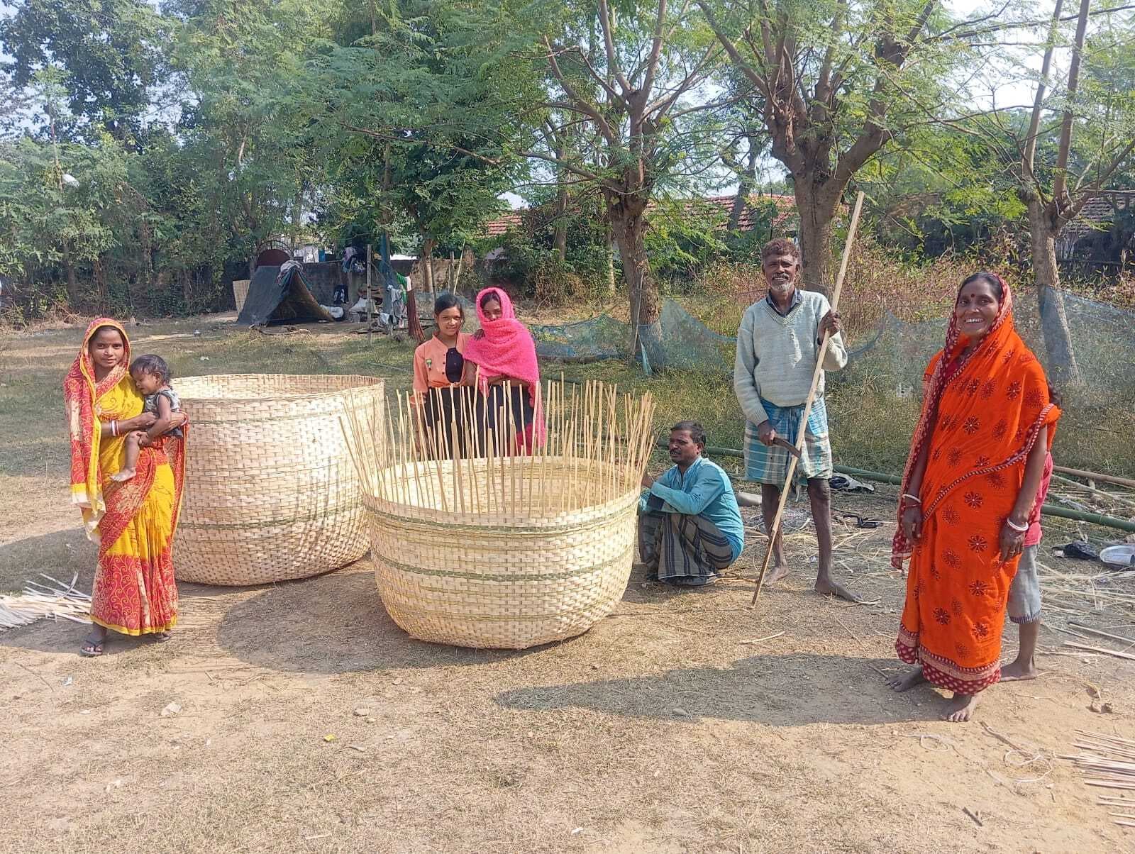 East Singhbhum : मुसाबनी में सड़क किनारे बांस की डोल बना मौसमी रोजगार कर रहा मादुली परिवार
