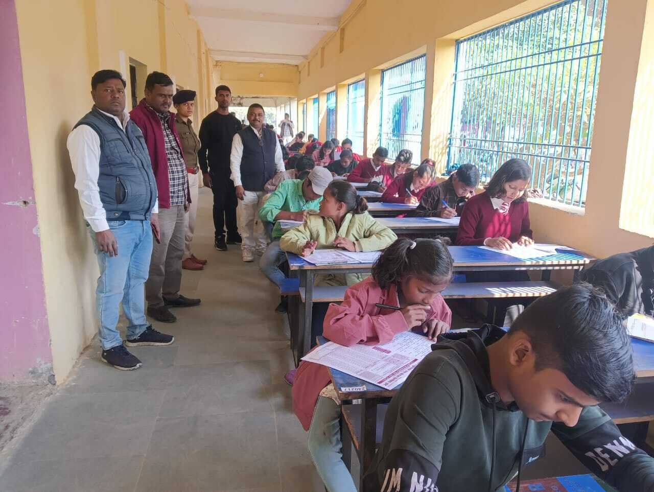 स्कूली बच्चों में प्रतियोगिता की भावना जागृत करने के लिए प्रतियोगिता परीक्षा आयोजित