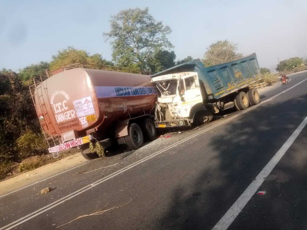 Deoghar News : सड़क किनारे खड़े टैंकर में हाइवा ने मारी टक्कर, चालक घायल