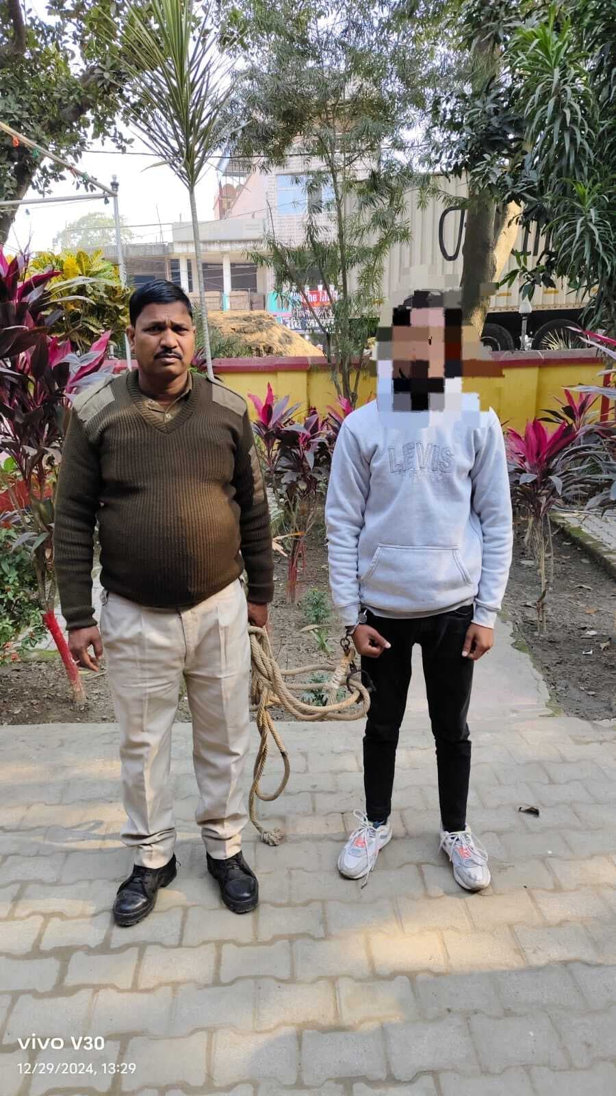 147 बंडल अवैध लॉटरी टिकट व तीन हजार रुपये के साथ धंधेबाज गिरफ्तार