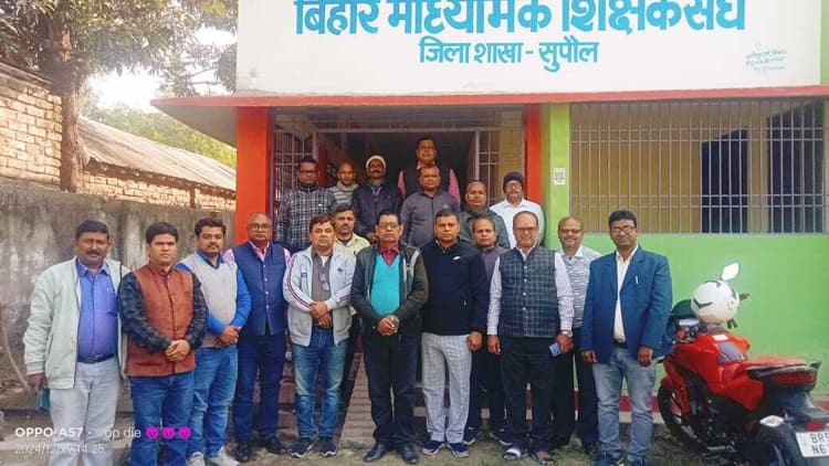 विशिष्ट शिक्षक के नाम पर शिक्षकों का शोषण कर रही सरकार