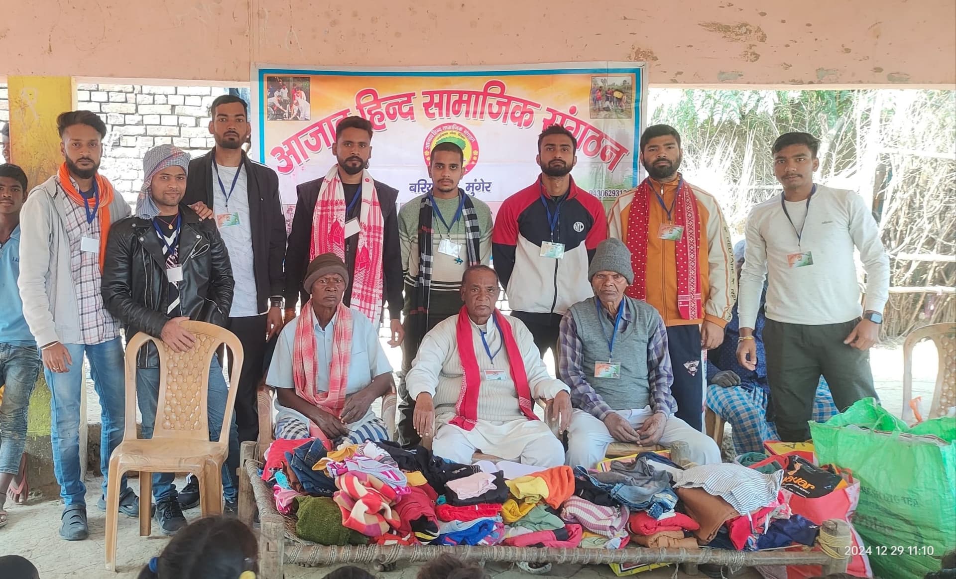 जरूरतमंद लोगों के बीच किया वस्त्र का वितरण