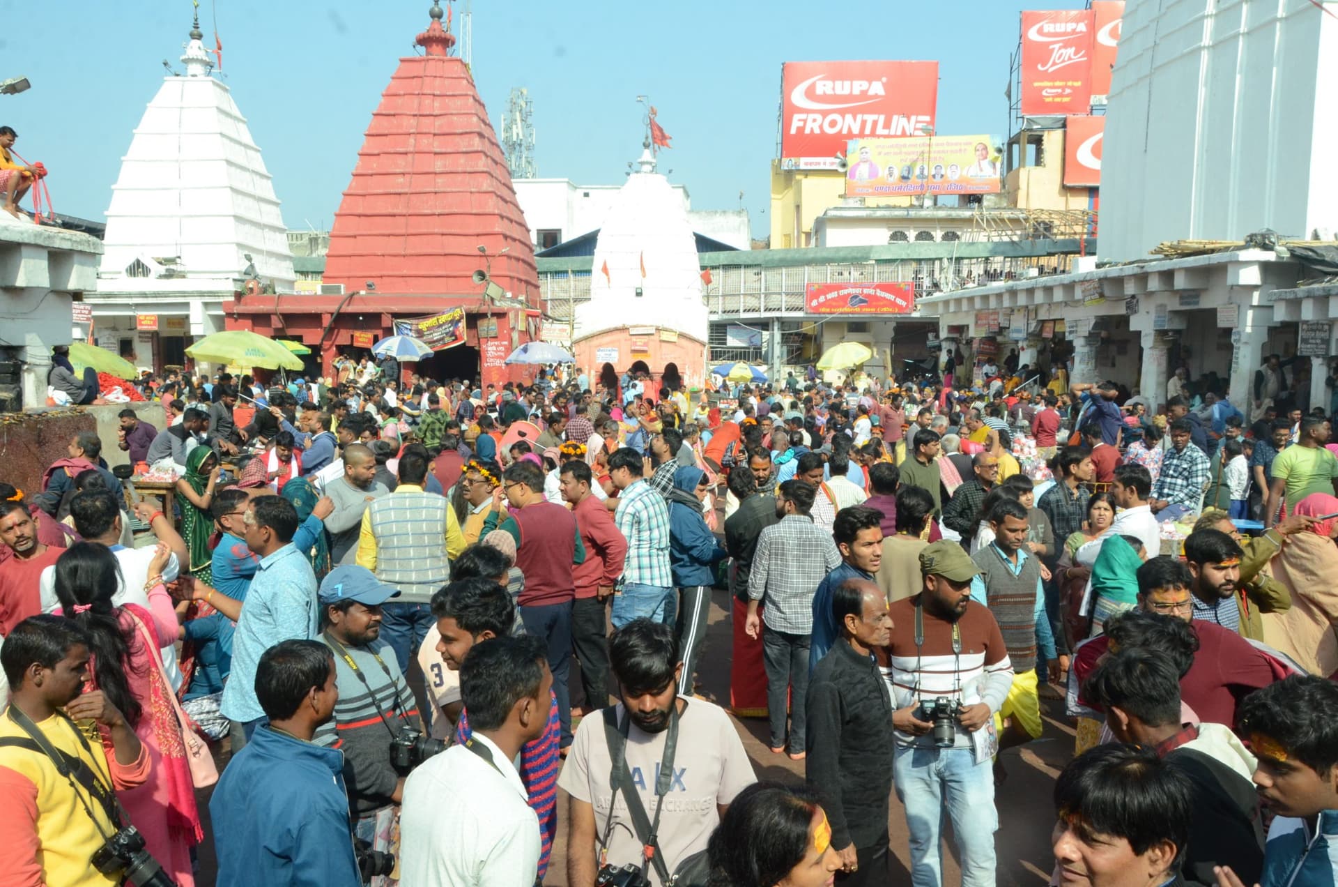 Deoghar News : बाबा मंदिर में 80 हजार भक्तों ने चढ़ाया जल, भीड़ नियंत्रण में छूटे पसीने