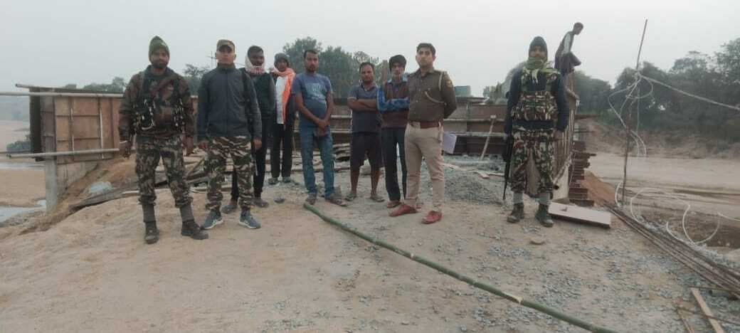 Giridih News :पुलिस ने झारखंड-बिहार के जंगलों में की एलआरपी