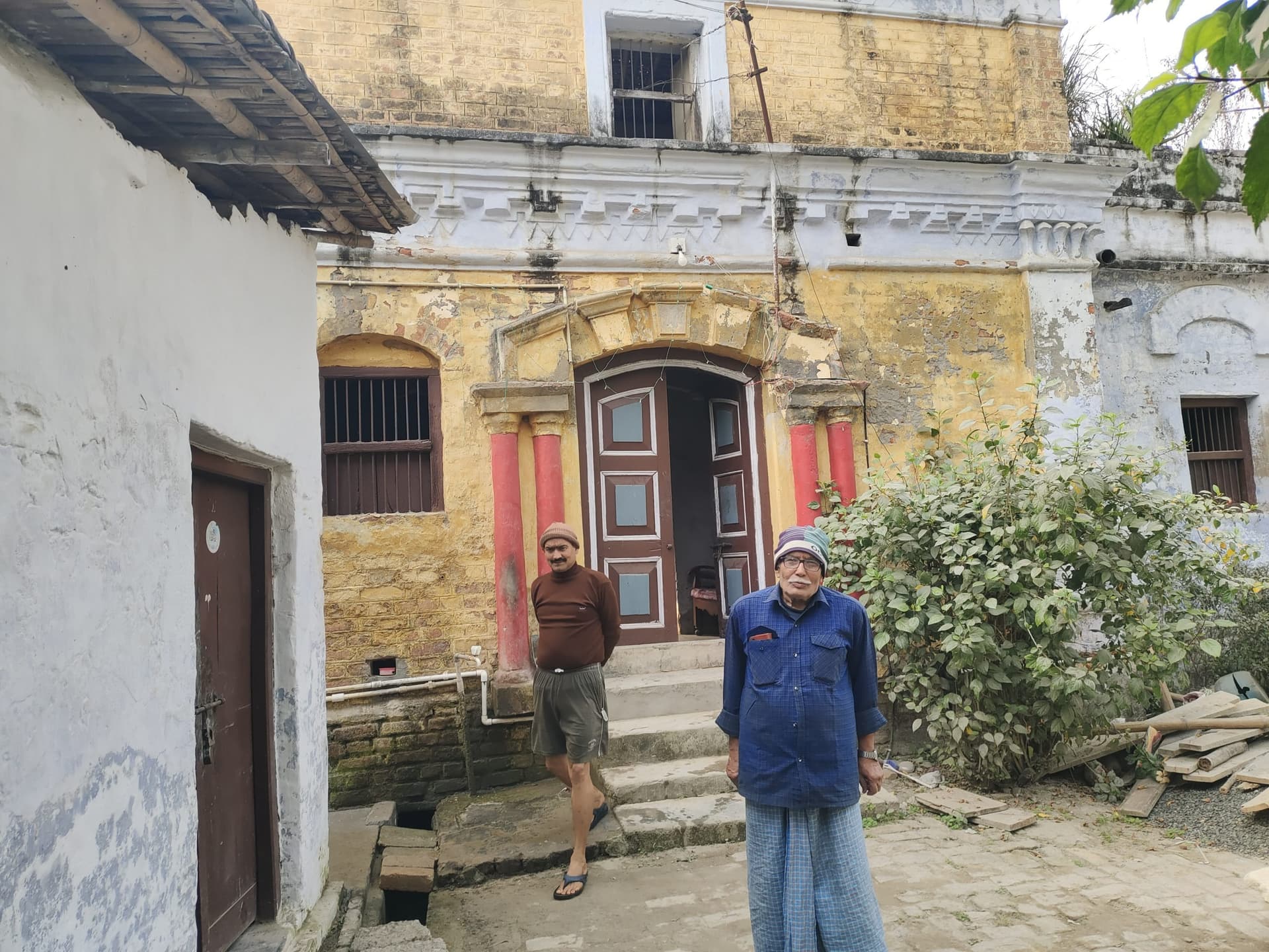 आचार्य किशोर कुणाल के देहांत की खबर से उनके ससुराल विभूतिपुर में मातम