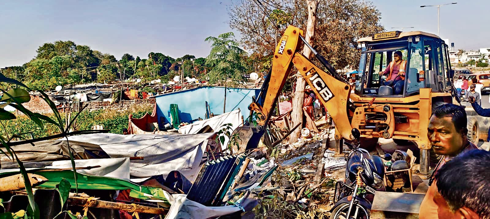 Ranchi News : एचइसी की जमीन से हटाया गया अतिक्रमण