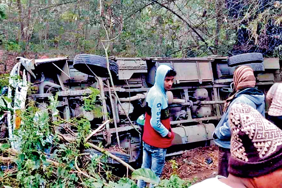 बस पलटने से 22 यात्री जख्मी तीन की हालत गंभीर