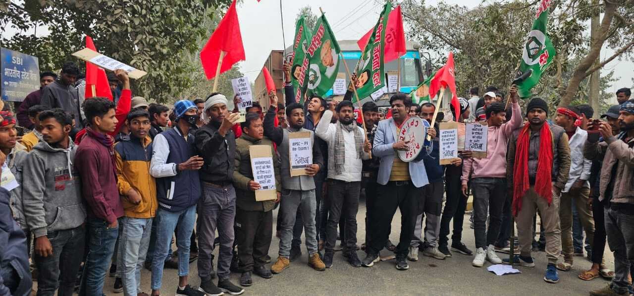 बीपीएससी अभ्यर्थियों पर हुए लाठीचार्ज के विरोध में छात्रों ने किया एनएच जाम, सरकार के खिलाफ की नारेबाजी