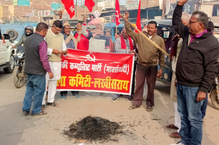 बाबा साहेब आंबेडकर पर अनर्गल बयान को ले अमित शाह का किया पुतला दहन