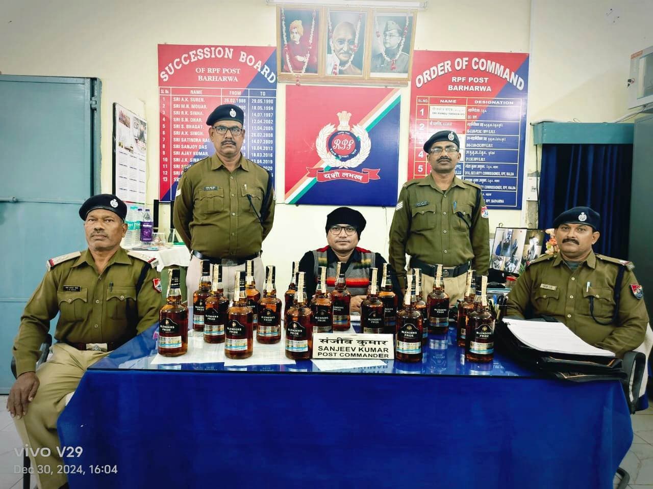 ट्रेन से 17 हजार रुपये कीमत की 17 बोतल विदेशी शराब जब्त