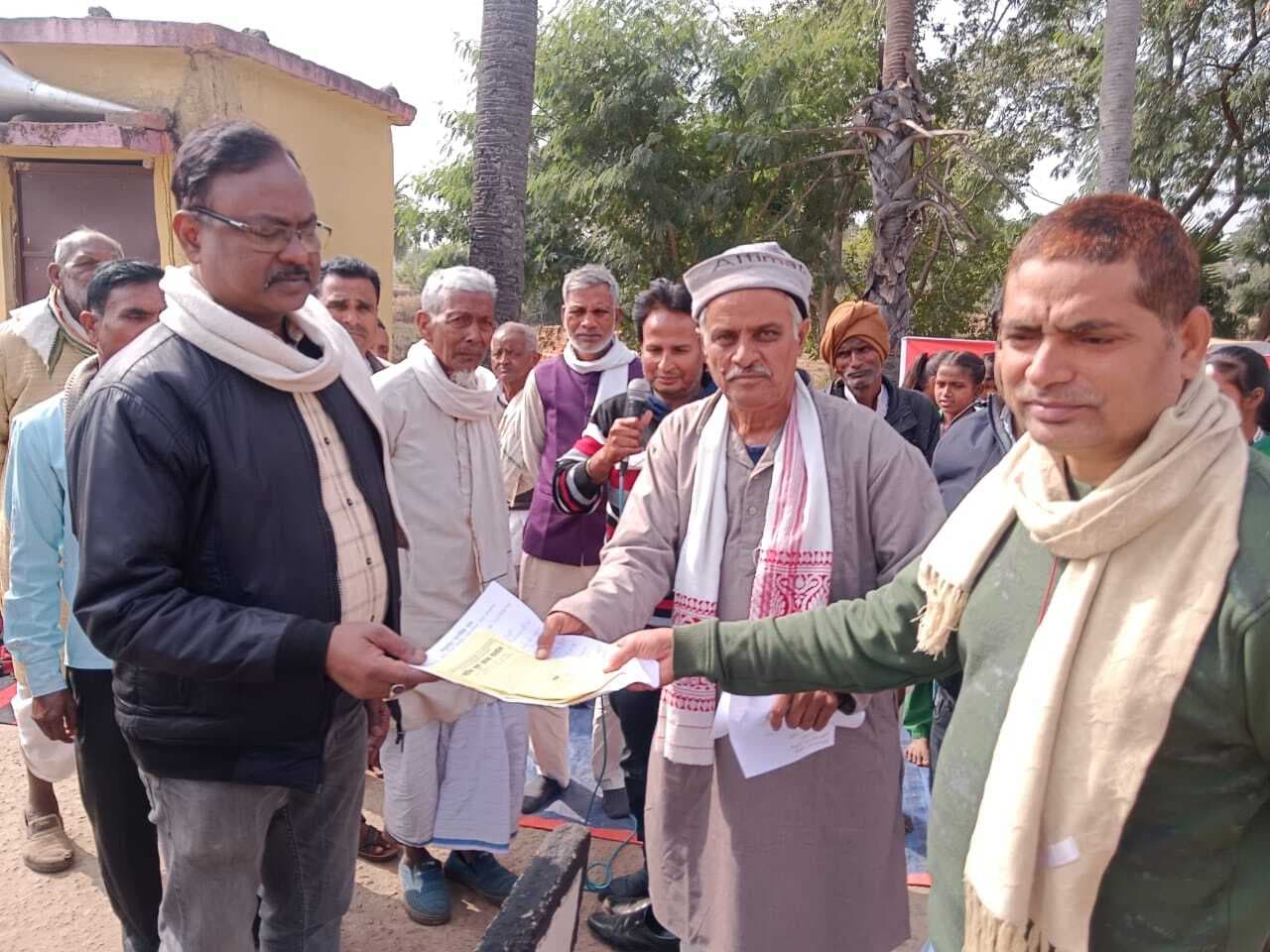 मथुरापुर स्टेशन में ट्रेन ठहराव को लेकर एक दिवसीय धरना-प्रदर्शन