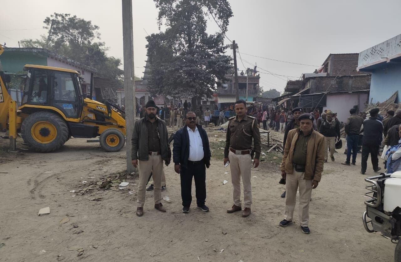 सरकारी जमीन से हटाया जा रहा अतिक्रमण