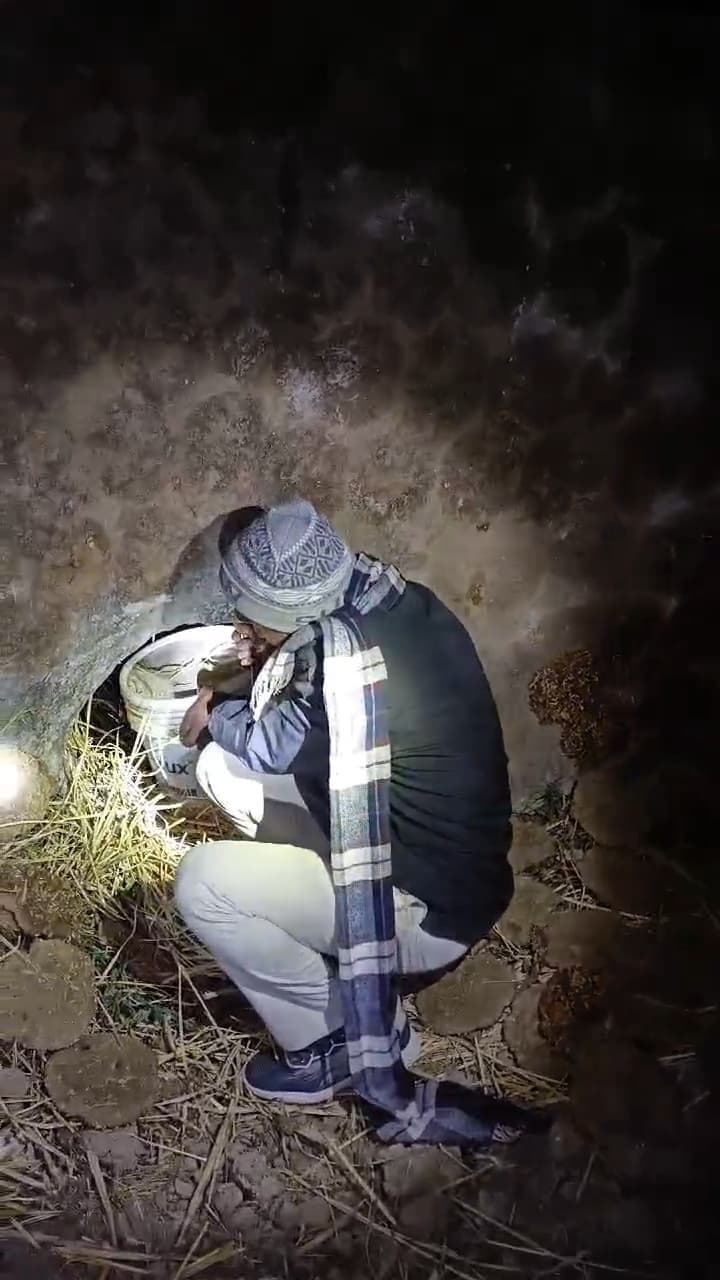 जमीन में दबा कर रखा 100 किलो महुआ बरामद