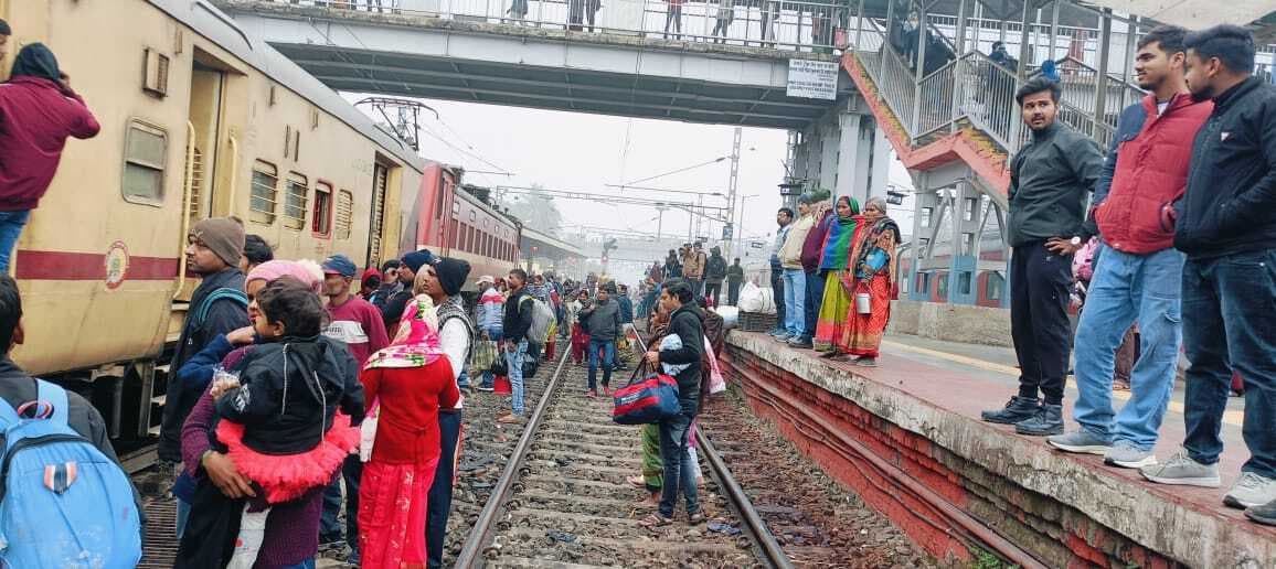 दूसरे प्लेटफॉर्म पर आयी ट्रेन, यात्री परेशान