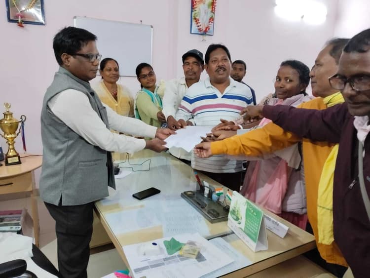 Chaibasa News : सोनुआ प्रमुख के खिलाफ अविश्वास प्रस्ताव, बीडीओ को सौंपा आवेदन