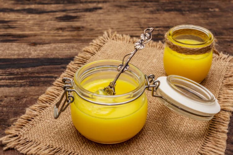 Ghee Moisturizer Tips : चुन नहीं पाते फेस के लिए सही मॉइस्चराइजर, ट्राई करें ये शुद्ध घी से बनी नेचुरल क्रीम