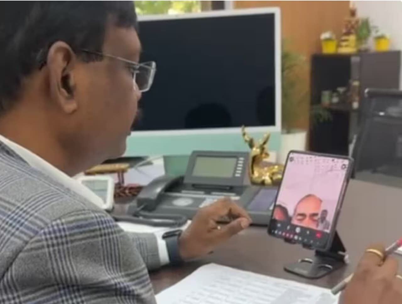 न मिले हेडमास्टर, न ही बना था मिड डे मील, एस सिद्धार्थ के वीडियो कॉल से स्कूलों में हड़कंप