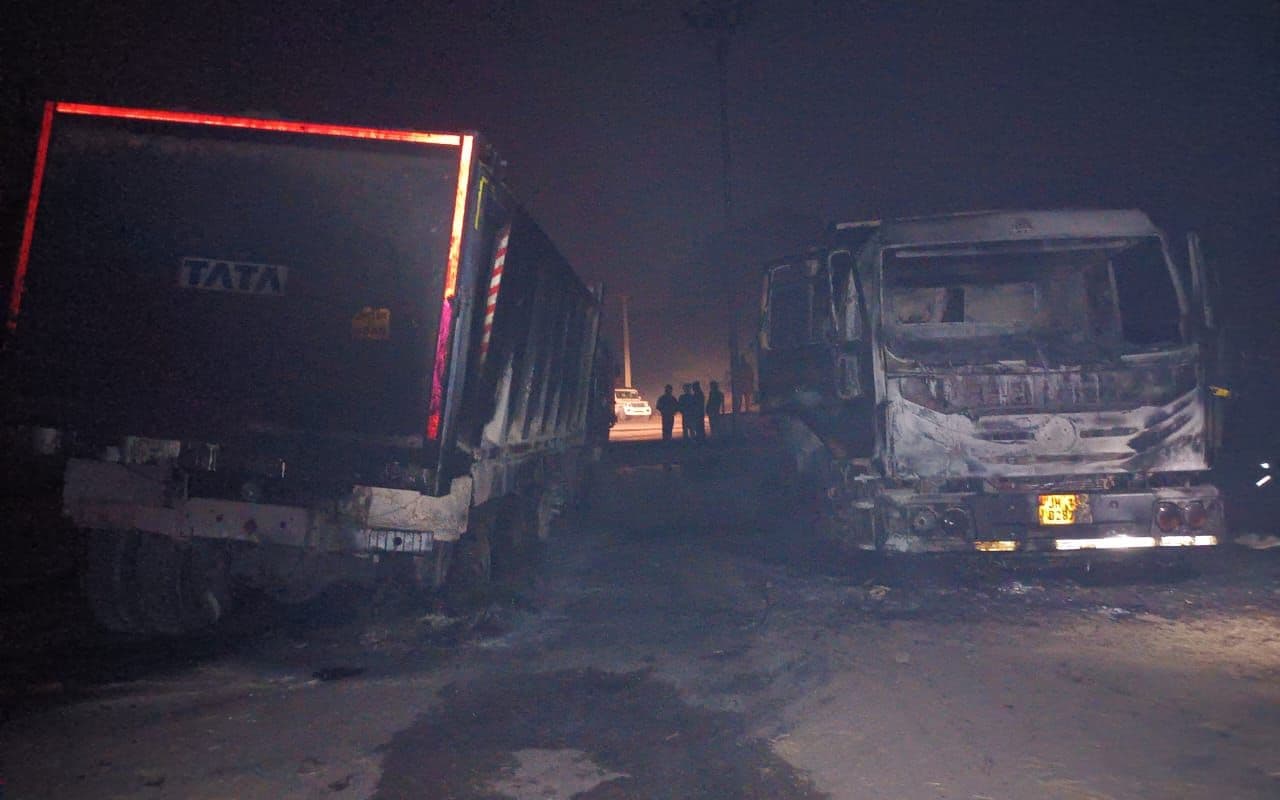 खलारी में ‘नक्सलियों’ का तांडव, 3 हाइवा को फूंका, कोयला और फ्लाई ऐश की ढुलाई ठप