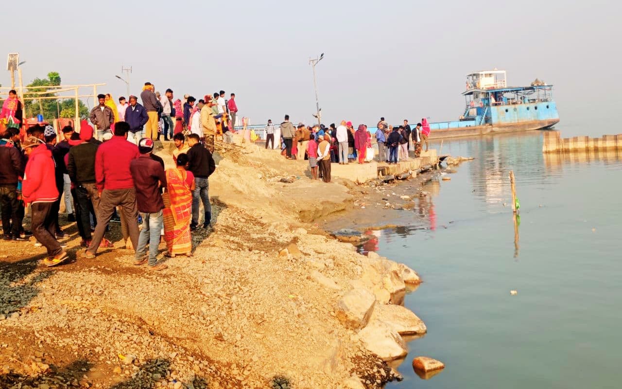 राजमहल में बड़ा हादसा, फायर ब्रिगेड की गाड़ी गंगा में समाई, ड्राइवर लापता, देखें पहला Video