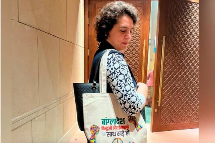 Priyanka Gandhi Video : 'बांग्लादेश के हिंदुओं की रक्षा करो', थैला उठाकर प्रियंका गांधी ने की मांग