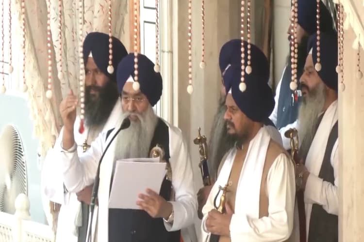 Punjab News: पंजाब के पूर्व डिप्टी सीएम को धोने होंगे जूठे बर्तन, अकाल तख्त ने सुनाई सजा