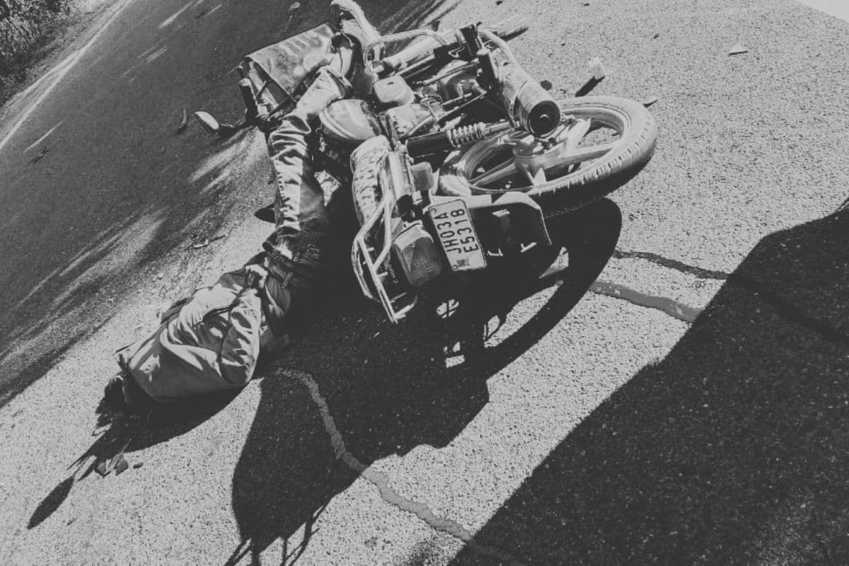 Road Accident: मौत की सड़क बनी रमकंडा-डाल्टेनगंज रोड, हाइवा ने बाइक सवार को कुचला