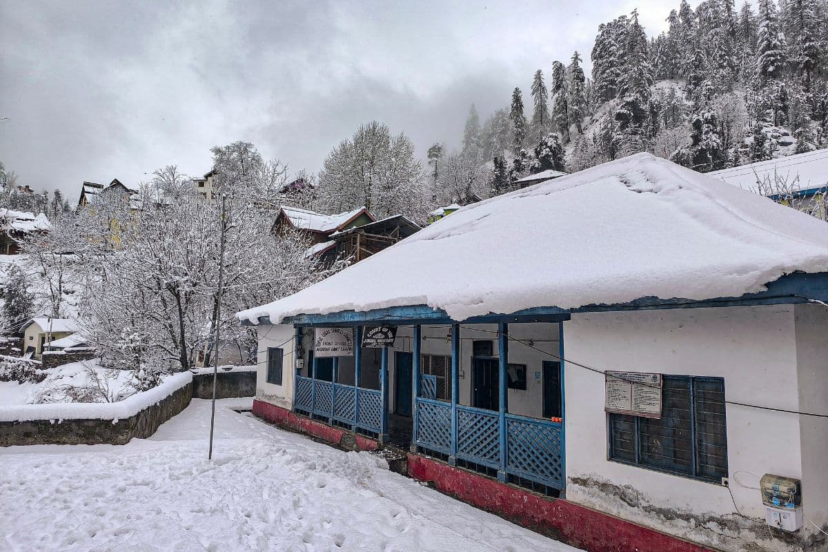 Mausam Ki Jankari: कश्मीर और उत्तराखंड में भारी बर्फबारी, उत्तर भारत में बारिश और ठंड का प्रकोप