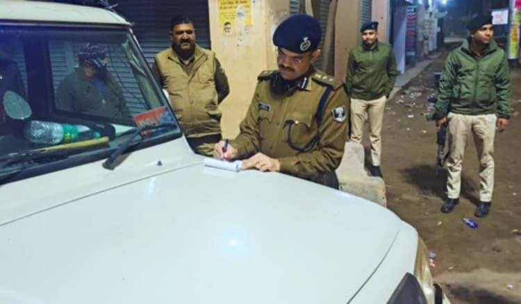Bihar News: आधी रात को रौद्र रूप में दिखे वैशाली एसपी, दो पदाधिकारी समेत 7 सिपाहियों पर लिया एक्शन