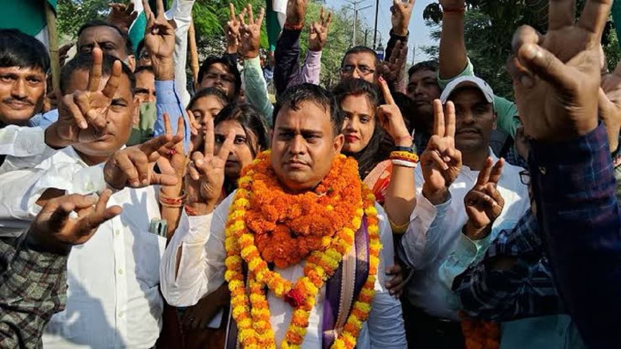 Tirhut MLC Election: निलंबित शिक्षक ने सभी दलों को चटाई धूल, केके पाठक से भी टकरा चुके हैं वंशीधर ब्रजवासी