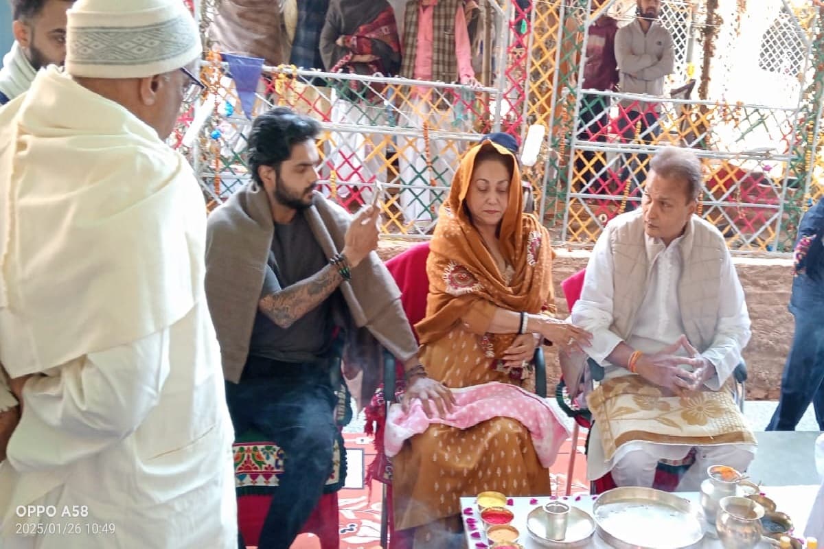 अनिल अंबानी ने टीना अंबानी के साथ गया में अपने और अमिताभ बच्चन के पूर्वजों का किया पिंडदान अनिल अंबानी ने टीना अंबानी के साथ गया में अपने और अमिताभ बच्चन के पूर्वजों का किया पिंडदान