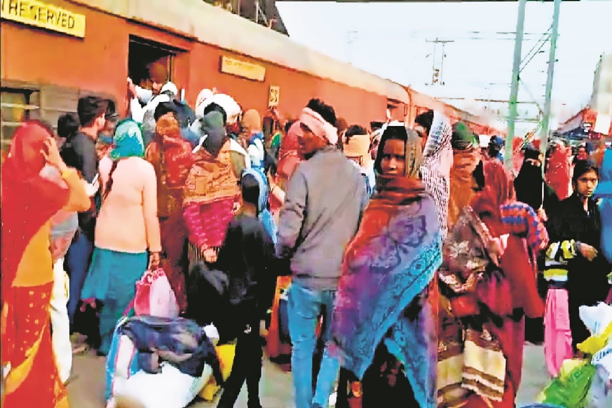 Mahakumbh Mela 2025: कुंभ जाने को लेकर कालका मेल पर धक्का-मुक्की, मची अफरा-तफरी Mahakumbh Mela 2025: कुंभ जाने को लेकर कालका मेल पर धक्का-मुक्की, मची अफरा-तफरी