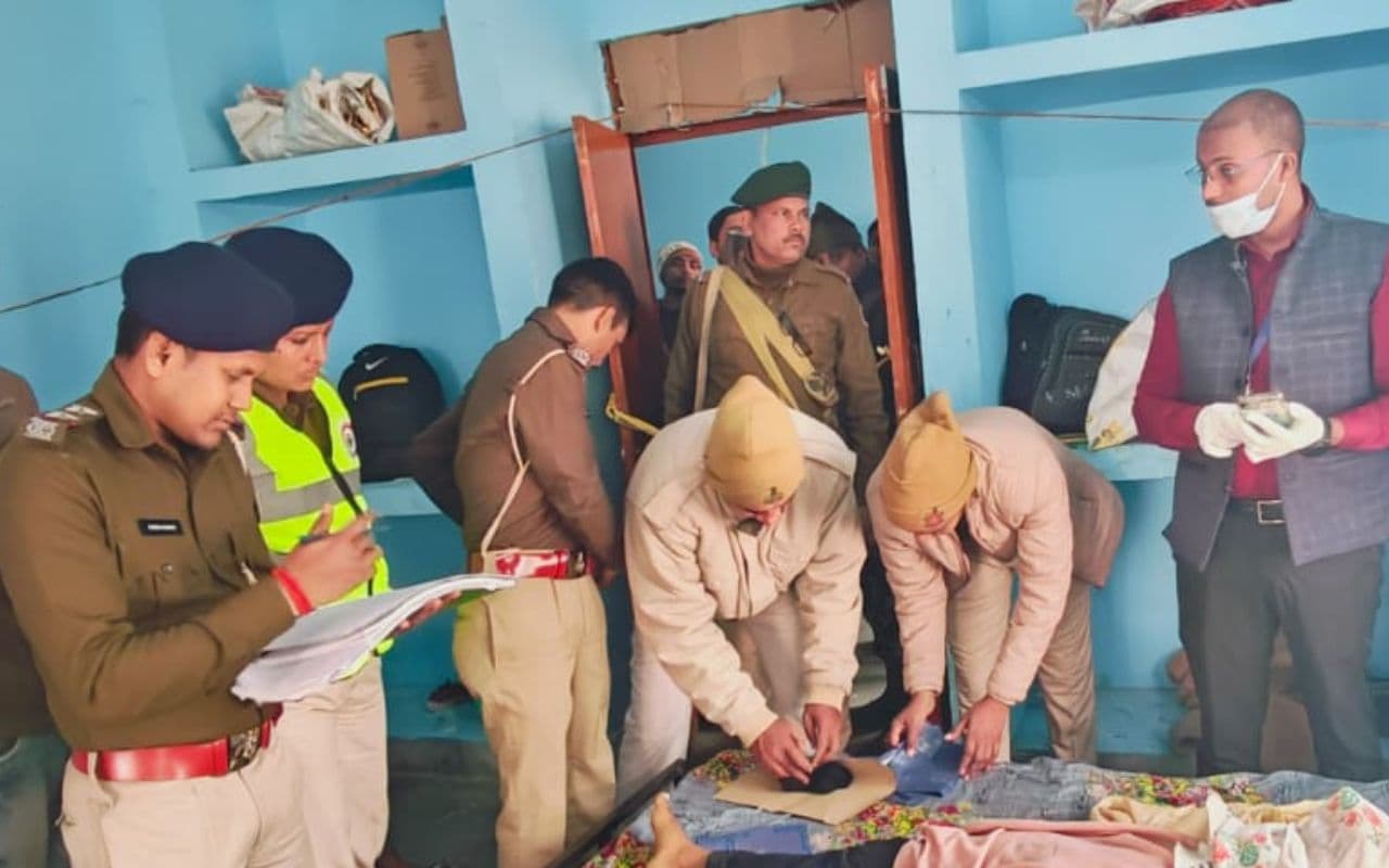 Bihar News: गोपालगंज में खाना बनानेवाली रसोइया ने की सुसाइड, पुलिस ने पंखे से लटके हुए शव को किया बरामद Bihar News: गोपालगंज में खाना बनानेवाली रसोइया ने की सुसाइड, पुलिस ने पंखे से लटके हुए शव को किया बरामद