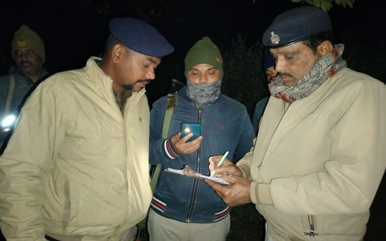 Bihar News: पत्नी की चिता ठंडी होने से पहले पति ने भी फांसी लगाकर की आत्महत्या, जानें पूरा मामला Bihar News: पत्नी की चिता ठंडी होने से पहले पति ने भी फांसी लगाकर की आत्महत्या, जानें पूरा मामला