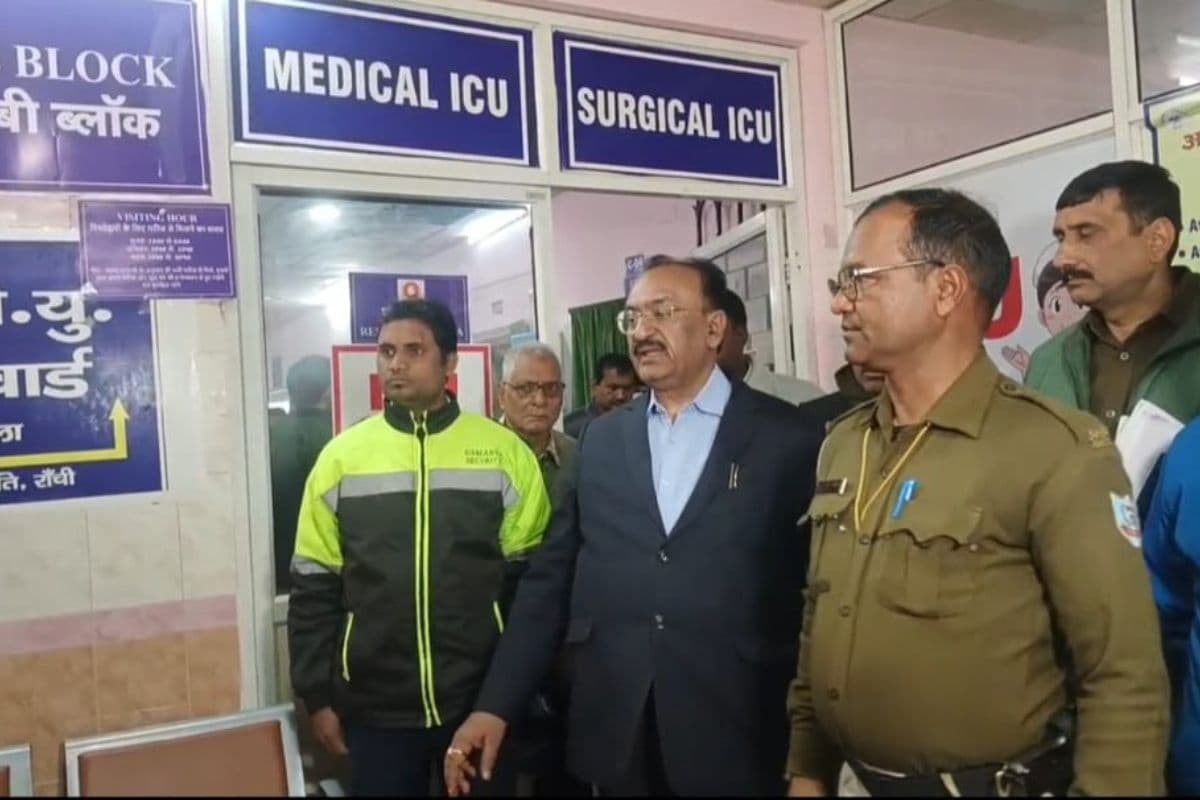 एप्लास्टिक एनीमिया से पीड़ित पलामू के मरीज की रांची में मौत पर हंगामा, मां आईसीयू में भर्ती एप्लास्टिक एनीमिया से पीड़ित पलामू के मरीज की रांची में मौत पर हंगामा, मां आईसीयू में भर्ती