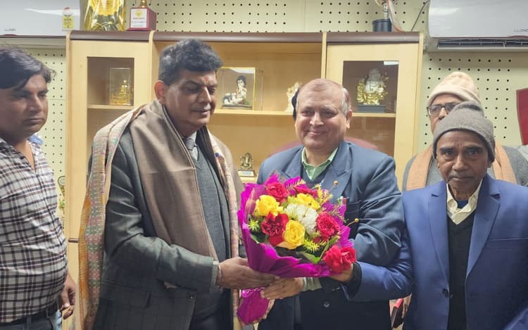 Patna News: पाटलिपुत्र विवि के नवनियुक्त प्रभारी कुलपति ने संभाला प्रभार, बोले-कर्मचारियों के प्रयास से होगा विवि का विकास